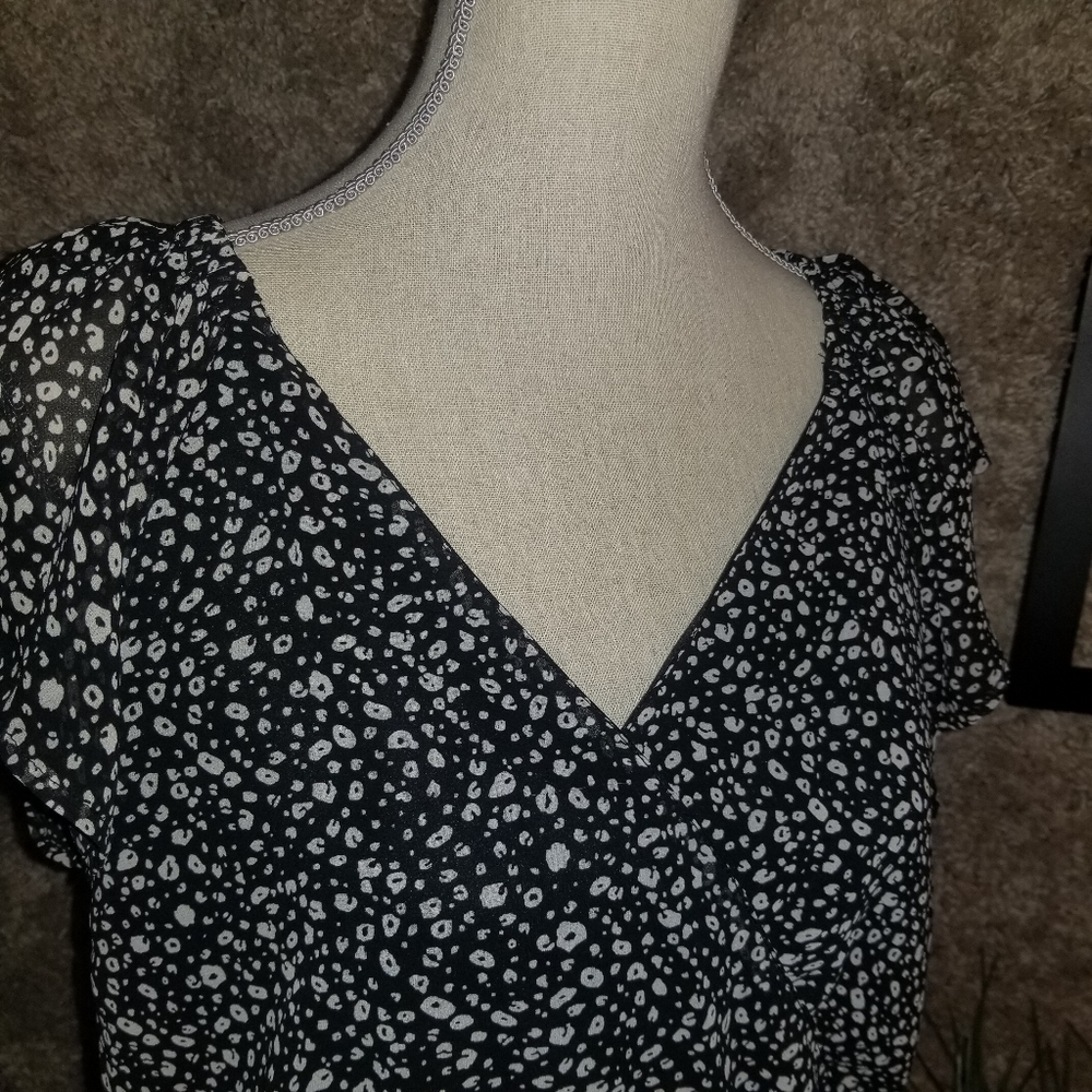 Japna Black & Cream Print Mock Wrap Sheer Short Sleeve Top. Large - Picture 4 of 4